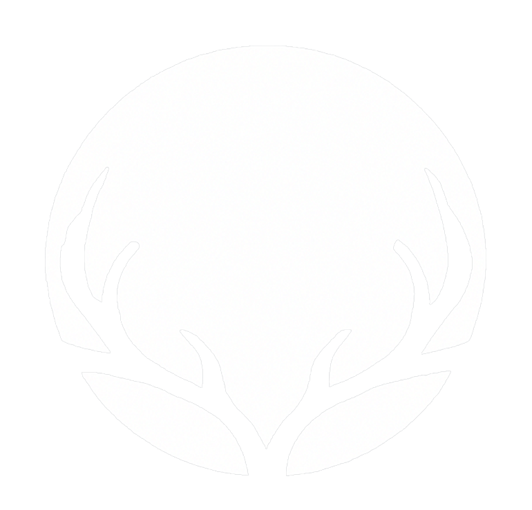 Logo de la marque Wenn Wood avec des ramures de cerf transparentes sur un cercle blanc