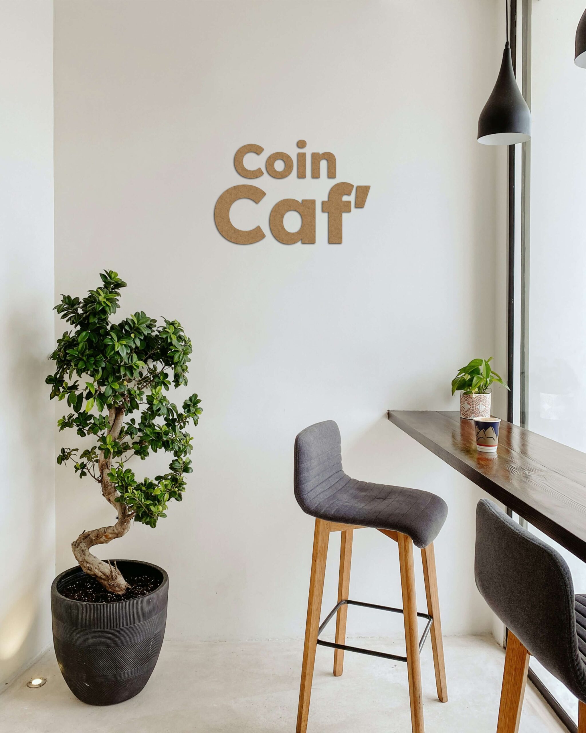 Lettre en bois décorative pour signalétique intérieure - 1